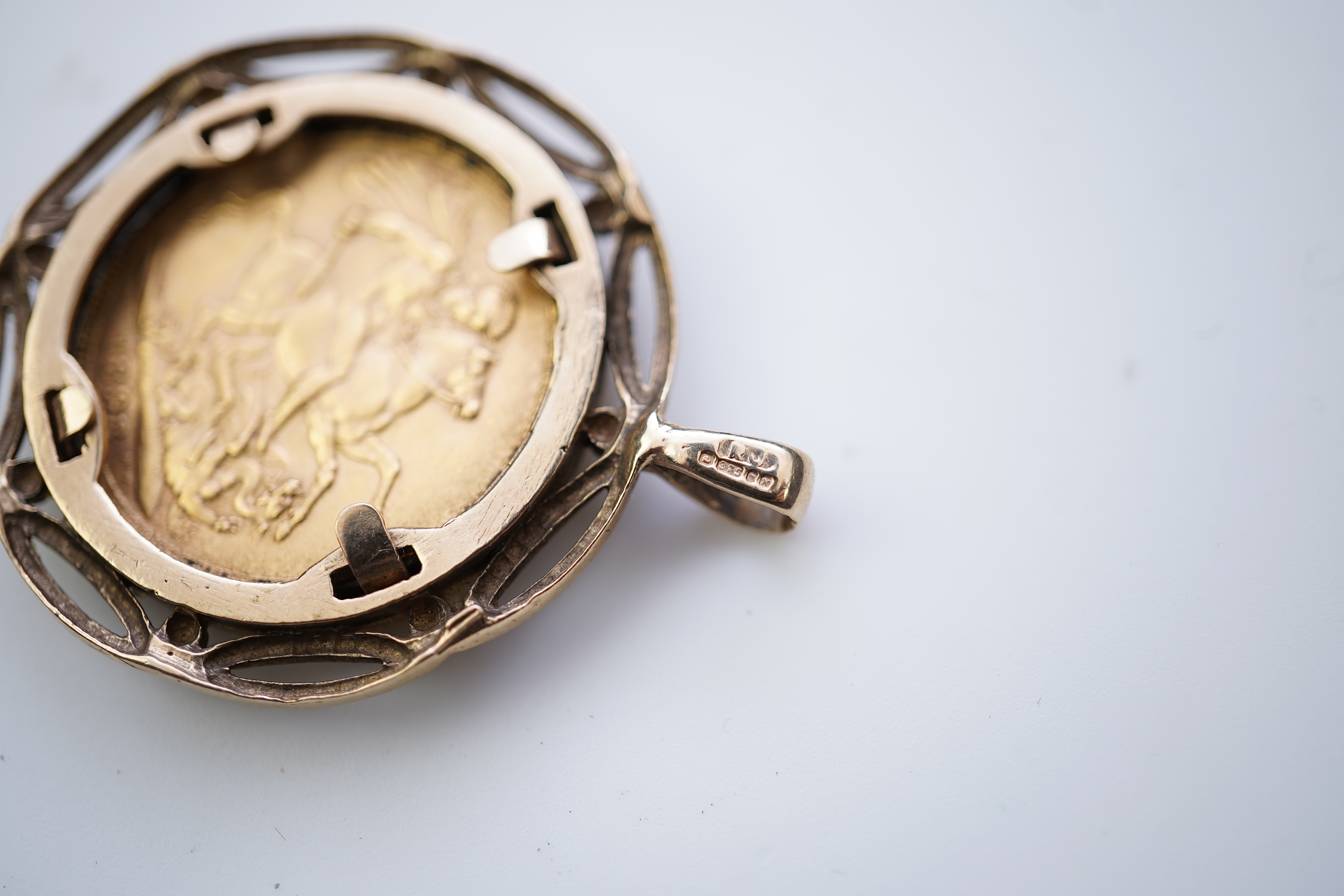 A gold sovereign pendant